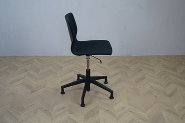 FourCast Wheeler2 mødestol fra Four Design i sort, med fleksibel ryg og polstret sæde, set fra siden.