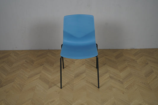 FourSure 44 konferencestol turkis med sorte ben set forfra