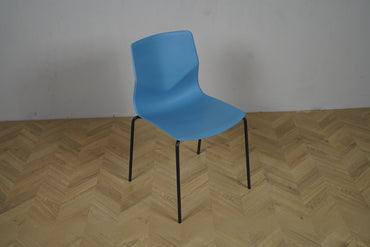 FourSure 44 konferencestol turkis med sorte ben set fra skrå vinkel