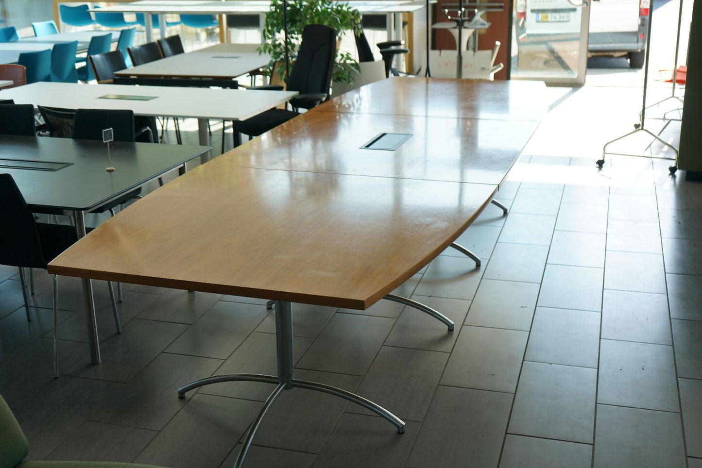 Skråvinkel af Fredericia Furniture konferencebord i træ 400x130 cm med plads til mange deltagere og elegant finish.