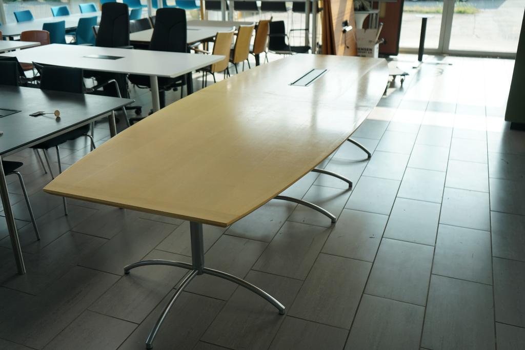 Bagsiden af Fredericia Furniture konferencebord i bøg med solide bordben og integreret kabelgennemføring – 330x120 cm.