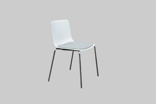 Fredericia Furniture Pato konferencestol med hvid skal, gråt polstret sæde og blankforkromet stel set skråt