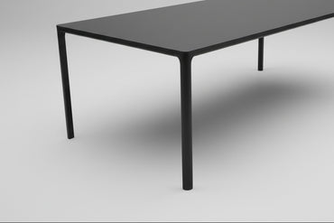 Close up af Fredericia Welling/Ludvik bordplade i sort linoleum med eksklusiv finish.