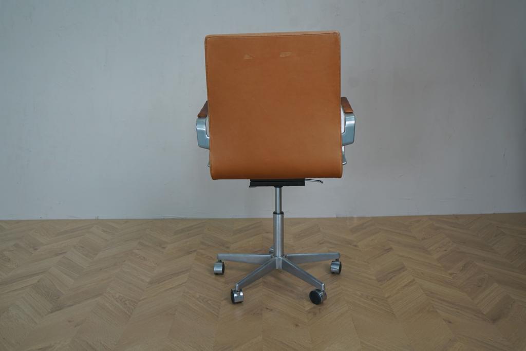 Fritz Hansen OXFORD AJ kontorstol i cognac læder set bagfra – eksklusivt design med hul i ryglænet
