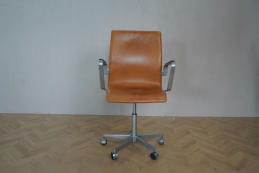 Fritz Hansen OXFORD AJ kontorstol i cognac læder set forfra – ikonisk designerstol med hul i ryggen