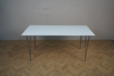 Fritz Hansen Piet Hein og Bruno Mathsson spisebord 160x80 i hvid laminat med alu-kant, set forfra – ideelt som spisebord eller mødebord.