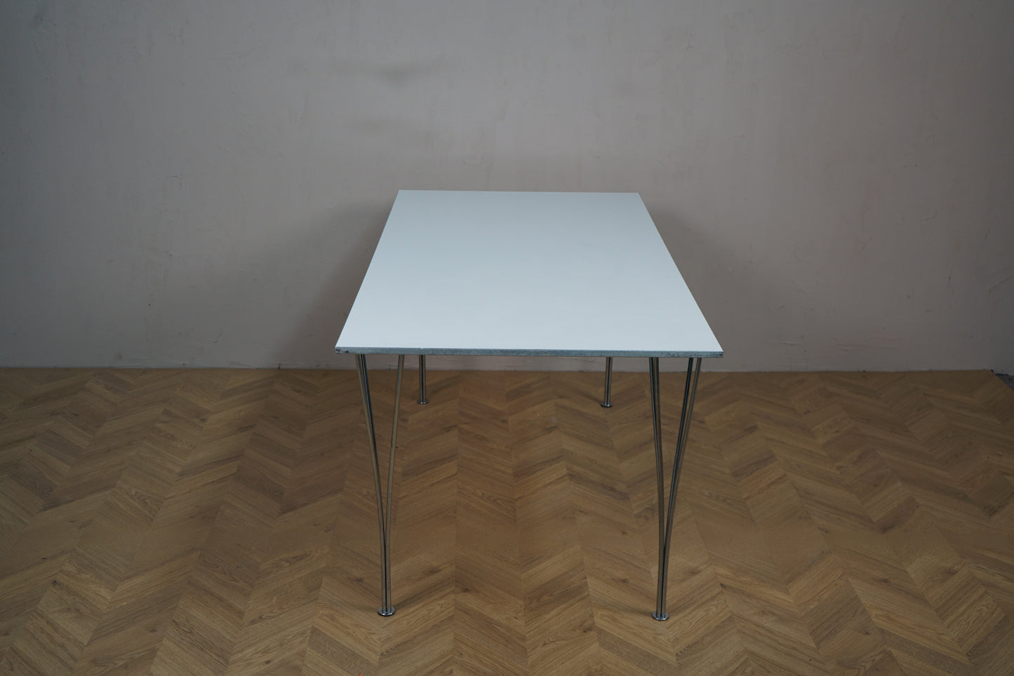 Fritz Hansen Piet Hein og Bruno Mathsson bord 160x80 i hvid laminat set fra siden – klassisk design med lette kromben.