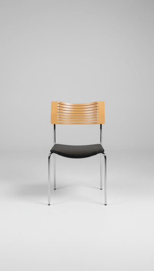 Alt-tekst: Fritz Hansen Runner stol set forfra med sort læder sæde og krom stel