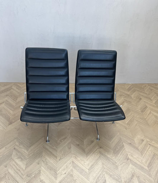 SAS lufthavnssofa i sort læder – 2-personers sofa designet af Jens Amundsen for Fritz Hansen, set forfra