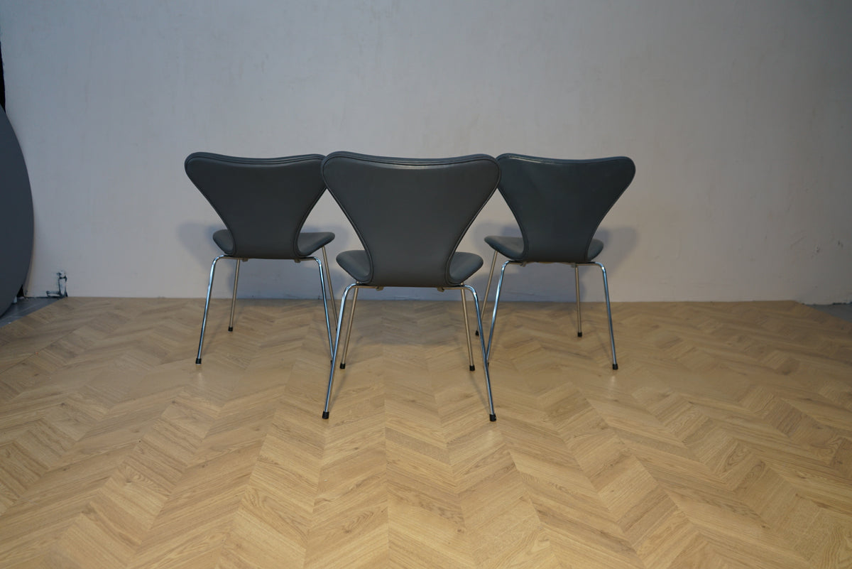 Fritz Hansen Serie 7 stol bagfra i mørkegrå læder med krom stel