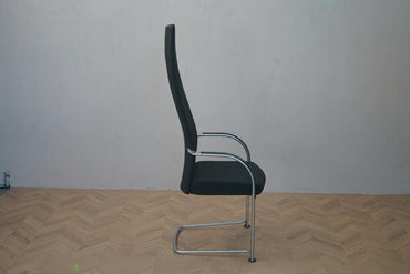 Sideprofil af Fritz Hansen SPIN frisvinger stol i sort med højt ryglæn