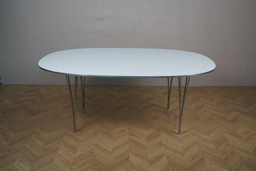 Fritz Hansen Super-Ellipse bord 180x120 i hvid laminat set forfra – designet af Piet Hein og Bruno Mathsson med forkromede stålben.