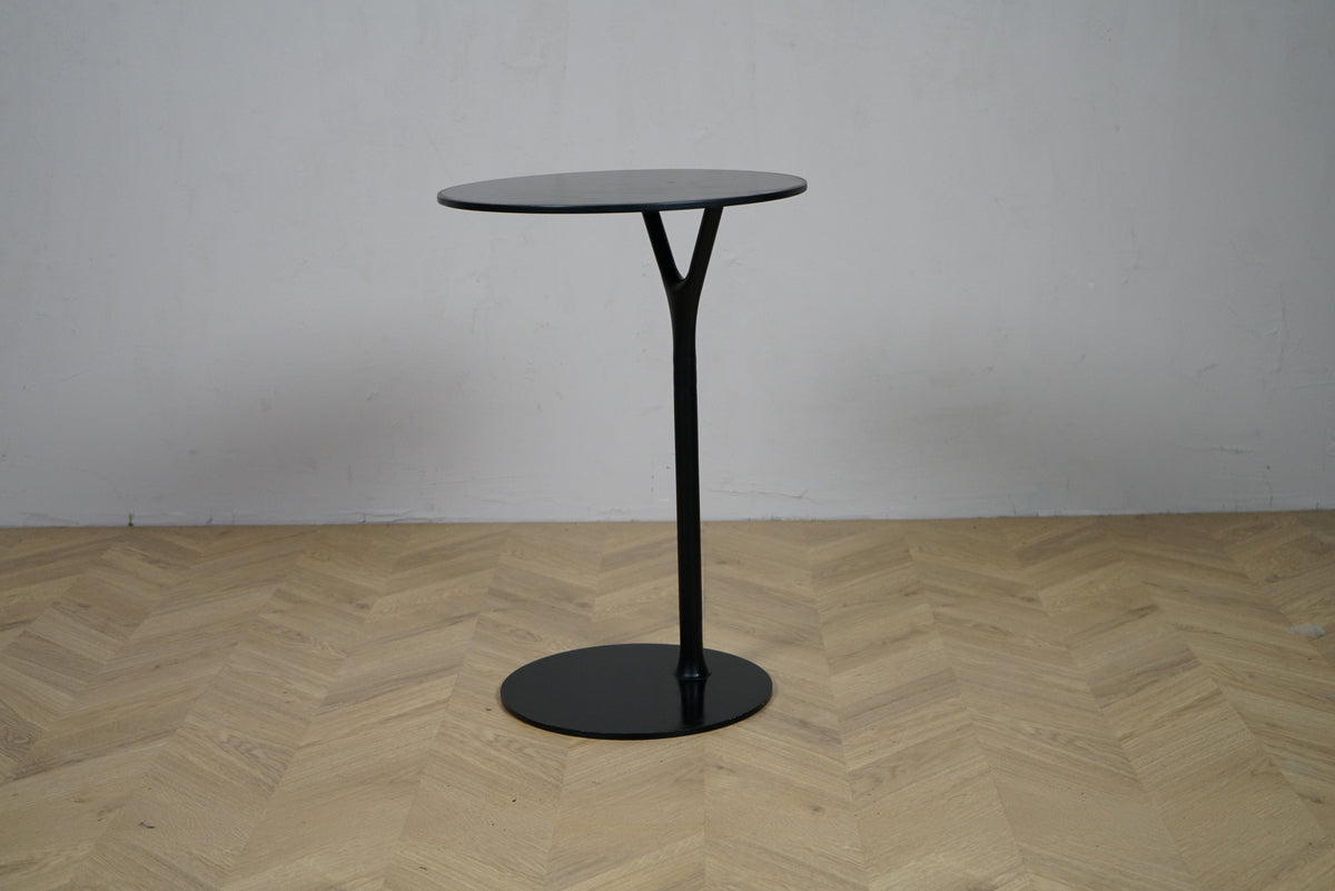 Frost Wishbone sidebord i mat sort aluminium set lige forfra
