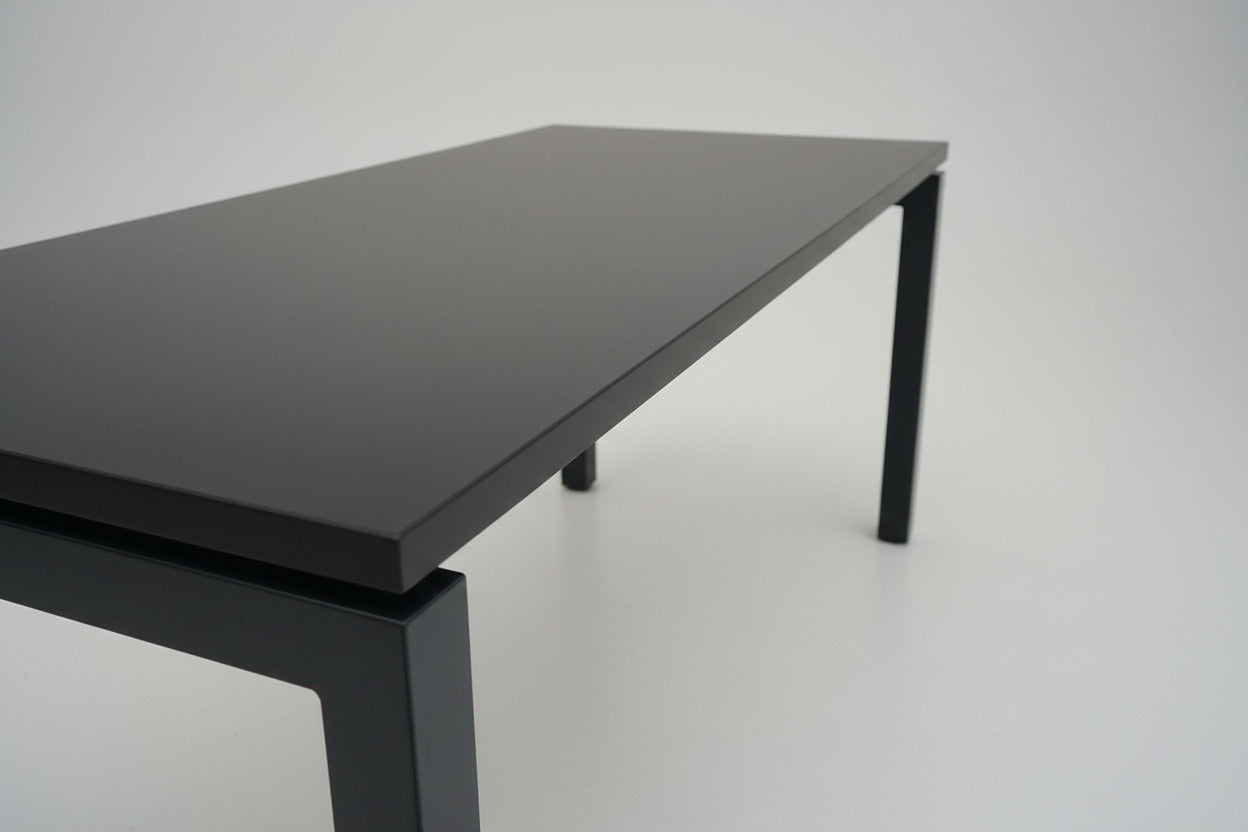 Close-up af bordplade og ben på Fumac sort hæve-sænkebord 160x80 cm.