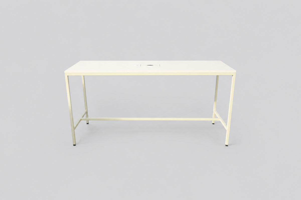 Fumac højbord 200x70 cm med beige linoleum, kabelgennemføring og fodstøtte – set forfra