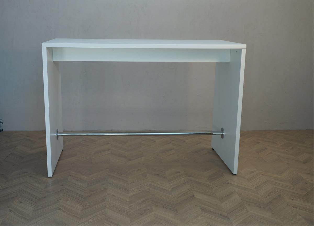 Fumac hvidt højbord 160x80x110 cm med integreret fodhviler set forfra