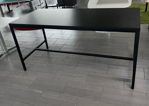 Fumac højbord 200x90 cm med sort bordplade og understel set forfra.