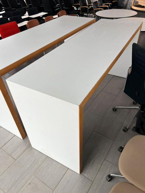 Fumac højbord 220x70 cm i hvid med trækant set forfra