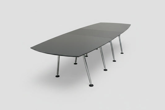 Fumac konferencebord 300x110 cm med antracitgrå laminat, affaset kant og forkromede stålben set forfra