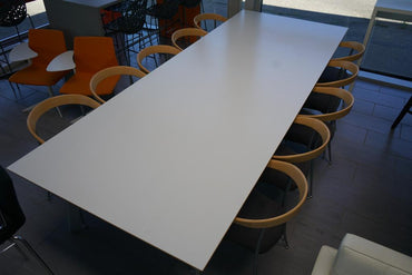 Topvinkel af Fumac mødebord med hvid bordplade uden fuger – minimalistisk og stilrent design, 300x110 cm.
