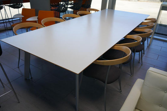 Skrå visning af Fumac konferencebord i hvid laminat med gråt stel – elegant bord i ét stykke, 300x110 cm.