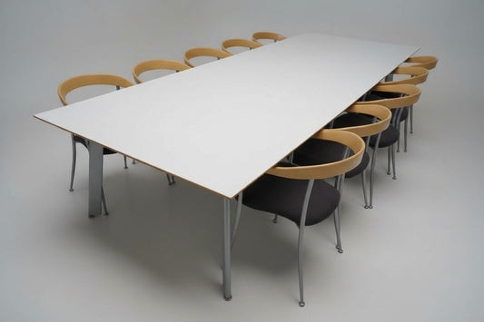 Skrå visning af Fumac konferencebord i hvid laminat med gråt stel – elegant bord i ét stykke, 300x110 cm.