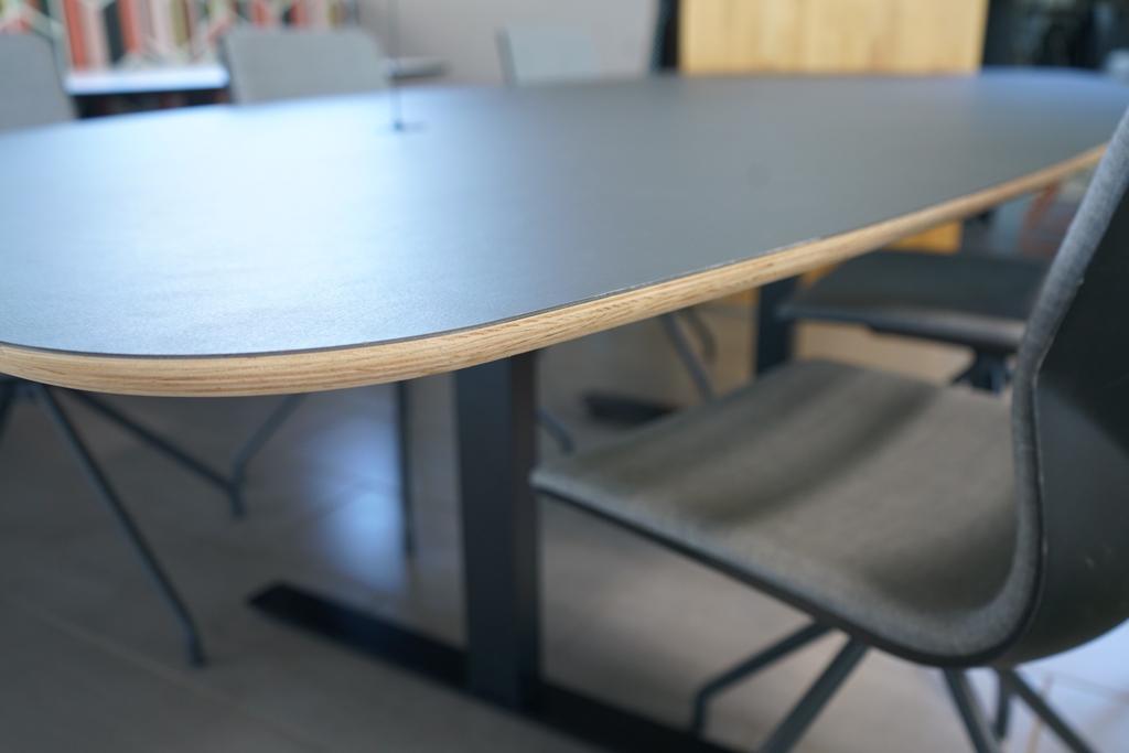 Sideprofil af Fumac konferencebord i sort linoleum med tøndeform og birkekant – moderne design i 240x110 cm.