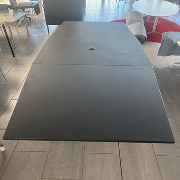 Fumac konferencebord i sort 320x120 cm set fra siden – robust og funktionelt mødebord til professionelle miljøer.