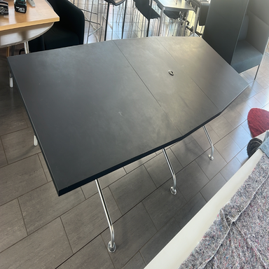 Fumac konferencebord i sort 320x120 cm set i skrå vinkel – stilrent bord med elegante bordben og kabelgennemføring.