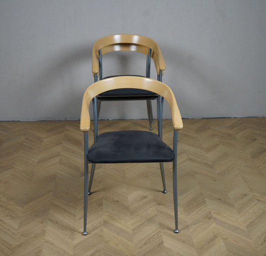 Frontvisning af Fumac Milano konferencestol med mørkegrå polstring og ahorn ryglæn.