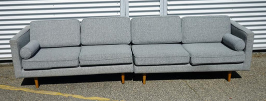 Grå 4-mands loungesofa i stof 320x90 cm set forfra – elegant og komfortabel sofa med smalle metalben.