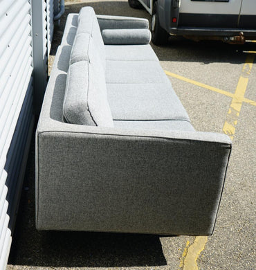 Grå 4-mands loungesofa i stof 320x90 cm set fra siden – moderne design med vinklet armlæn og smalle metalben.
