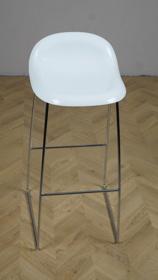 Gubi 3D barstol i hvid med krom stel set forfra – elegant og stilren barstol med 75 cm siddehøjde