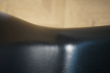 Detalje af sort GUBI 3D spisestol med ergonomisk sæde