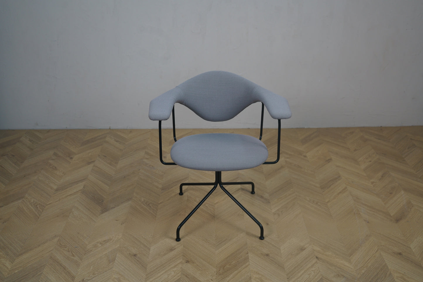 GUBI Masculo kontorstol i Hallingdal 65 stof 116 med sort base set forfra – design af GamFratesi