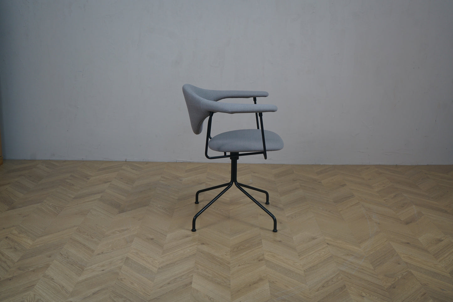 GUBI Masculo kontorstol set fra højre side – moderne design i Hallingdal 65 stof og sort base