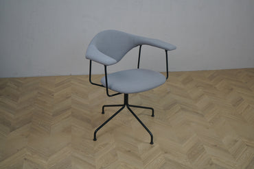 GUBI Masculo kontorstol i Hallingdal 65 stof med sort semi-mat base set fra siden – GamFratesi design