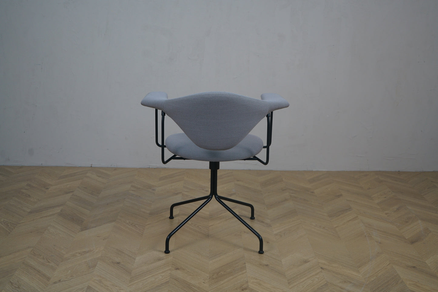 GUBI Masculo kontorstol i Hallingdal 65 stof med sort semi-mat base set fra skrå vinkel – GamFratesi design