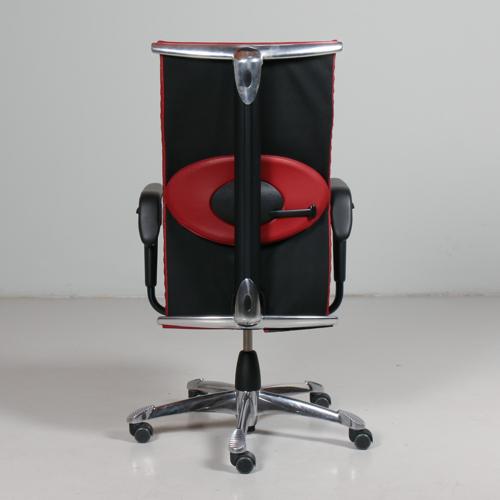 Bagside af HÅG Excellence kontorstol i rød – eksklusivt design og ergonomisk rygstøtte med BalanceretBevægelses™ system