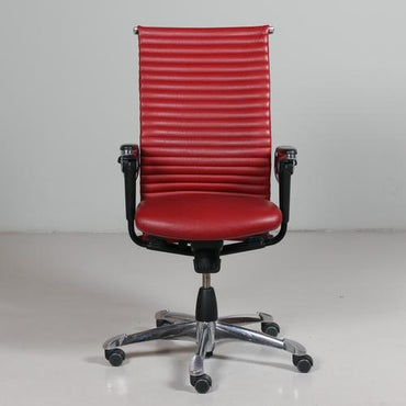 HÅG Excellence kontorstol i rød set forfra – ergonomisk chefstol med justerbar lændestøtte og BalanceretBevægelses™ system