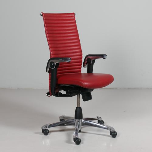 HÅG Excellence kontorstol i rød set skråt forfra og fra siden – luksuriøs ergonomisk chefstol med multijusterbare armlæn