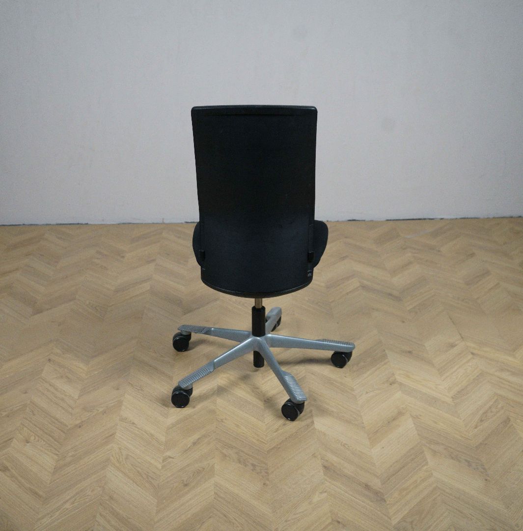 Håg Futu kontorstol set bagfra, med sort ryglæn og gråt stel – uden armlæn for minimalistisk udtryk.