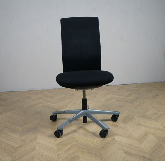 Håg Futu kontorstol i sort med gråt stel, set fra siden – uden armlæn og med slankt, ergonomisk design.