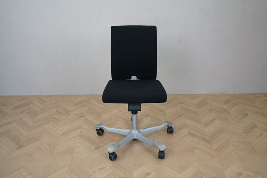 HÅG H05 kontorstol i sort/grå – set forfra med polstret sæde og ergonomisk ryglæn