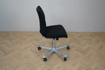 Sidebillede af HÅG H05 kontorstol sort/grå med justerbare funktioner og ergonomisk design