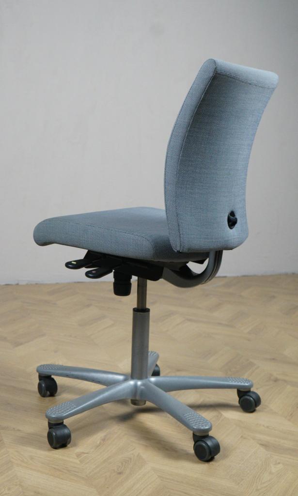 HÅG kontorstol i grå set bagfra med slankt ryglæn og minimalistisk design
