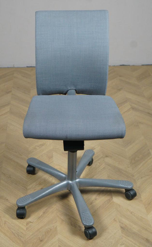 HÅG kontorstol i grå uden armlæn set forfra med klassisk ergonomisk design
