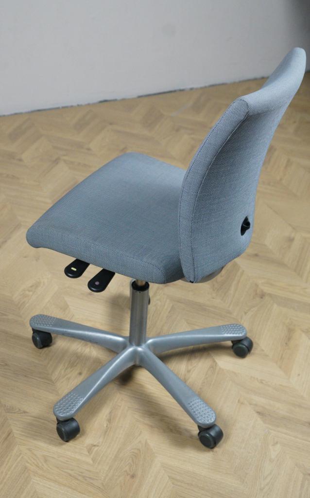 Sidevisning af grå HÅG kontorstol uden armlæn med ergonomisk ryglæn og sæde