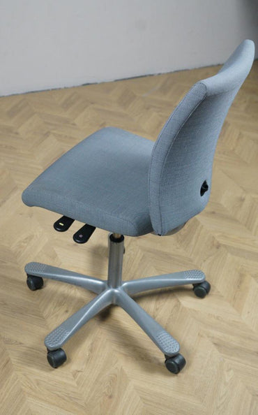 Sidevisning af grå HÅG kontorstol uden armlæn med ergonomisk ryglæn og sæde