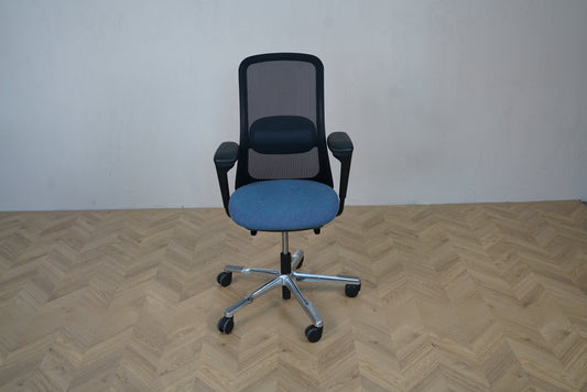 HÅG SoFi 7500 kontorstol set forfra med blå sæde, sort mesh ryg og armlæn